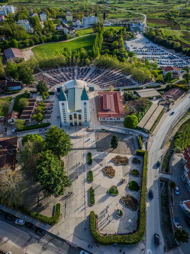 Međugorje: Poslijepodnevna misa ispred crkve sv. Jakova na Uskrs