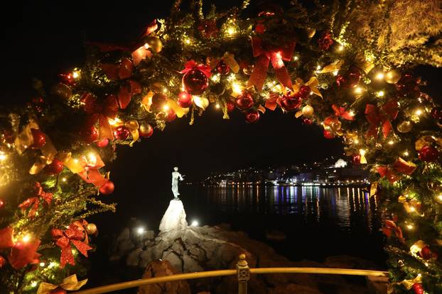 Opatijski Advent počeo paljenjem prve adventske svijeće i raskošne, nikad bogatije blagdanske rasvjete