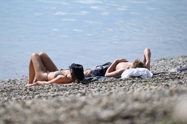 Zagreb: Građani uživaju u sunčanoj nedjelji na Jarunu