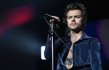 Harry Styles zaustavio koncert i obratio se publici: 'Tko me gađa piletinom?! Vegetarijanac sam'