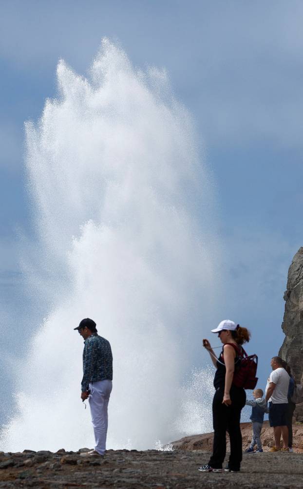 Strong waves hit Gran Canaria as Storm Therese prompts alert