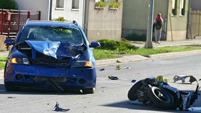 Dvije osobe ozlijeđene u sudaru automobila i skutera