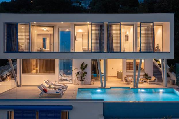 Bazen, sauna, teretana i dvije plaže na 'par koraka' - evo što sve nudi raskošna vila u Omišu