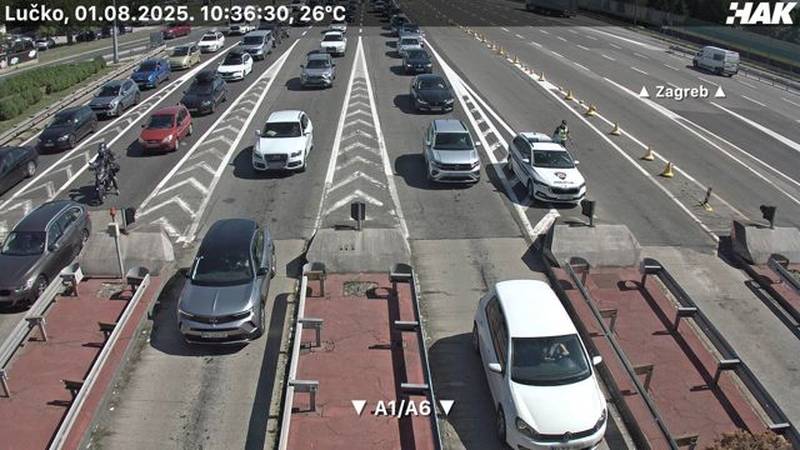 FOTO Kreće udarni vikend, kod Lučkog se zagužvalo: Kolone su prema moru, vozi se usporeno