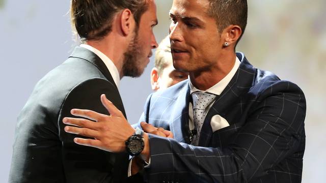 Real Madrid's Ronaldo speaks with Bale after he received The Best Player UEFA 2015/16 Award during the draw ceremony for the 2016/2017 Champions League Cup soccer competition at Monaco's Grimaldi in Monaco