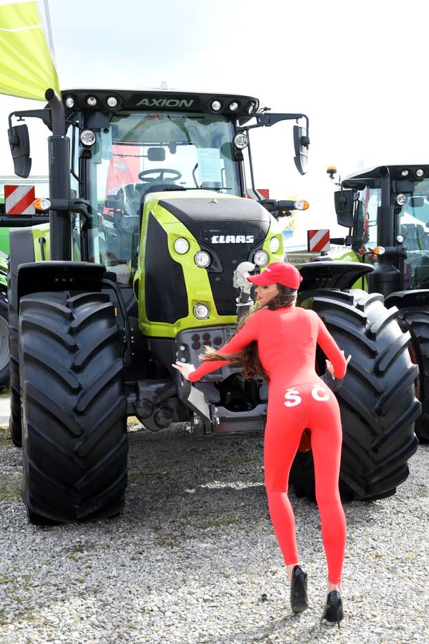 Bjelovar: Hostesa Ivana s natpisom ŠČ na kombinezonu prava je atrakcija  proljetnog sajma u Gudovcu 