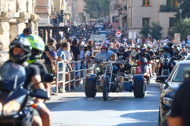 Defile motorista kroz PUlu