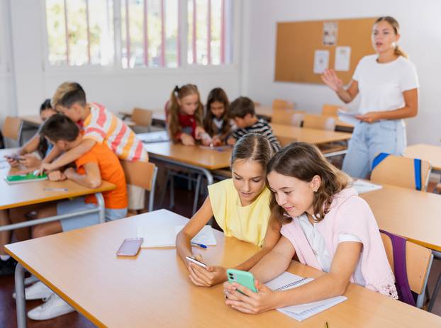 Absorbed,Interested,Preteen,School,Children,Using,Mobile,Phones,To,Watch