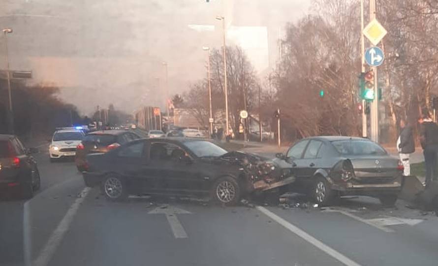 Sudar tri auta na Branimirovoj