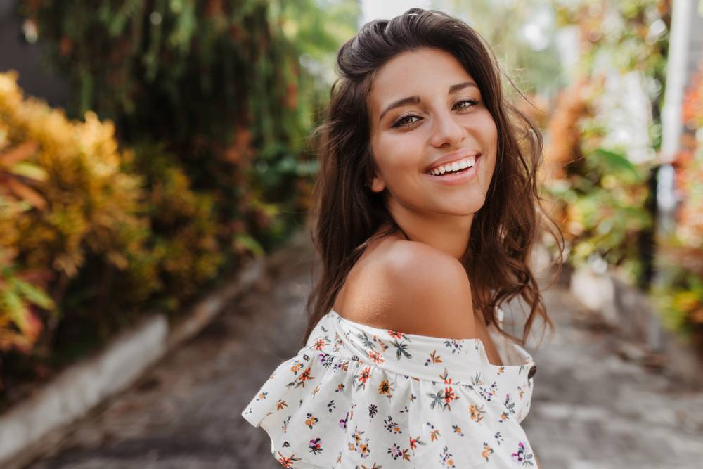 Close-up,Portrait,Of,Tanned,Woman,On,Rest,In,Light,Blouse.