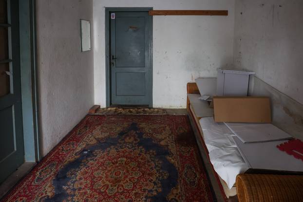 Škola u Željeznom Žumberačkom odavno se ne koristi, ali danas je otvorena zbog izbora