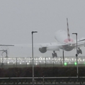 VIDEO Uzburkano slijetanje zrakoplova u Londonu: Pri kraju leta zaplesao je s olujom Gerrit