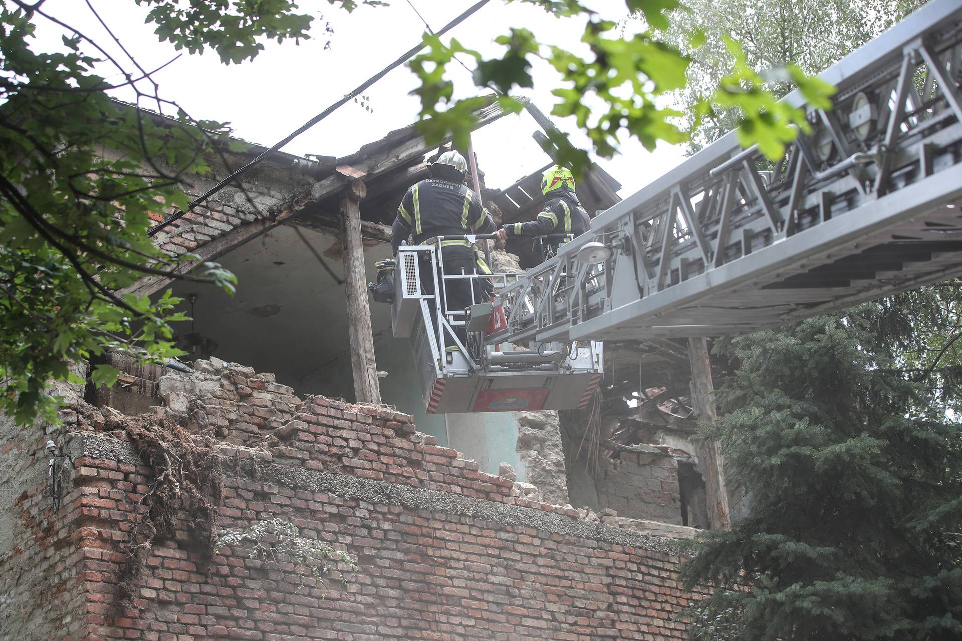 Zagreb: Urušio se zid napuštene kuće u Krugama