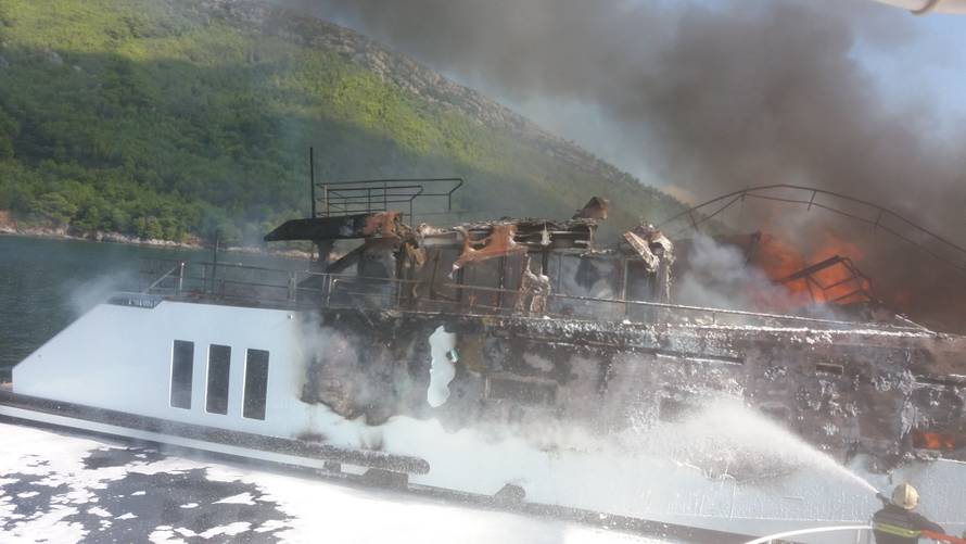 Pogledajte video: Planula jahta kod Dubrovnika, spasili 13 ljudi