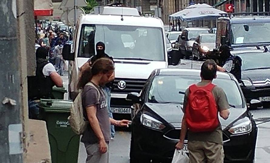 Maskirani policajci naoružani dugim cijevima upali u zgradu