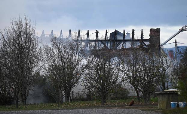 Zagreb: U skladištu guma u Zagrebačkoj ulici u Sesvetama izbio je požar
