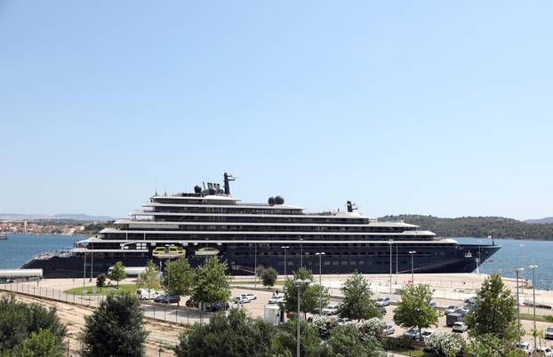 Šibenik: U šibensku luku uplovila je jahta Ritz-Carlton Evrima koja je službeni partner Mercedes AMG Petronas Formula 1 timu