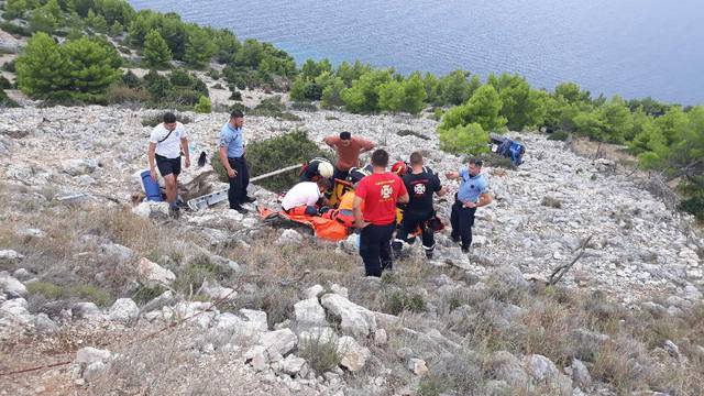 Quadom sletio u provaliju na Braču, zadobio  više prijeloma