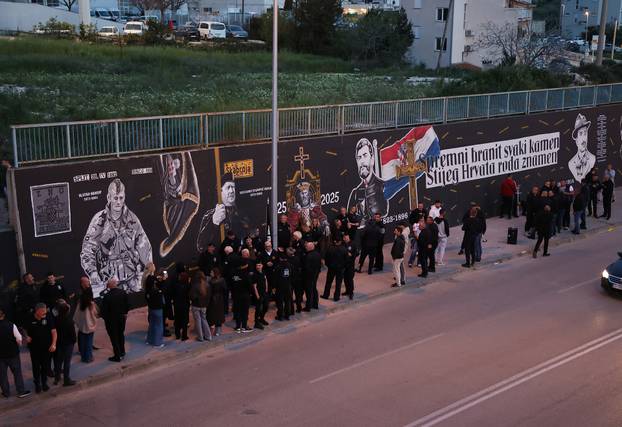 Split: Torcida i HOS zapalili bengalke povodom 35. obljetnice HOS-a
