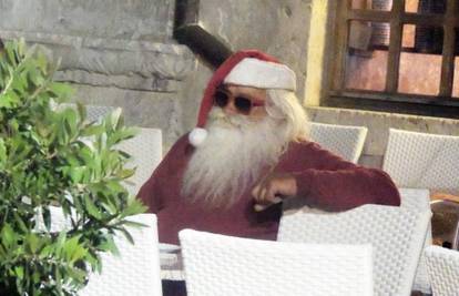 Djed Božićnjak u Hvaru: Sjeo u kafić i odmorio uz sladoled