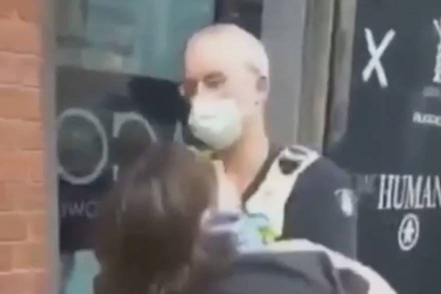 Policajac davio djevojku jer nije nosila masku