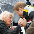 Princ Harry je izgrlio bakicu koja ga je satima čekala na kiši