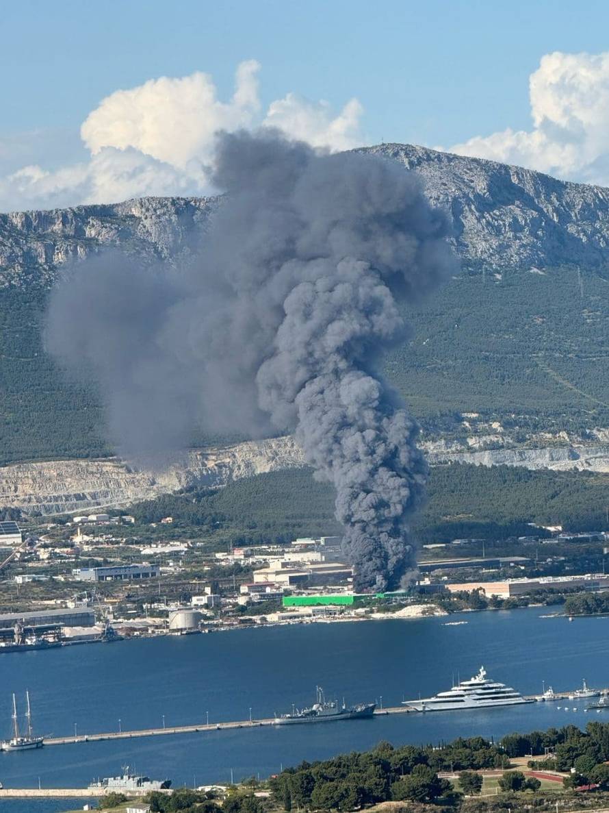 FOTO Požar u Kaštel Sućurcu još nisu proglasili ugašenim, rade na sanaciji. Šteta će biti velika?
