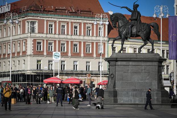 Zagreb: Prosvjed protiv molitelja na Trgu bana Josipa Jelačića