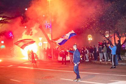 Bakljada i slavlje navijača na ulicama Dubrovnika nakon osvojene bronce