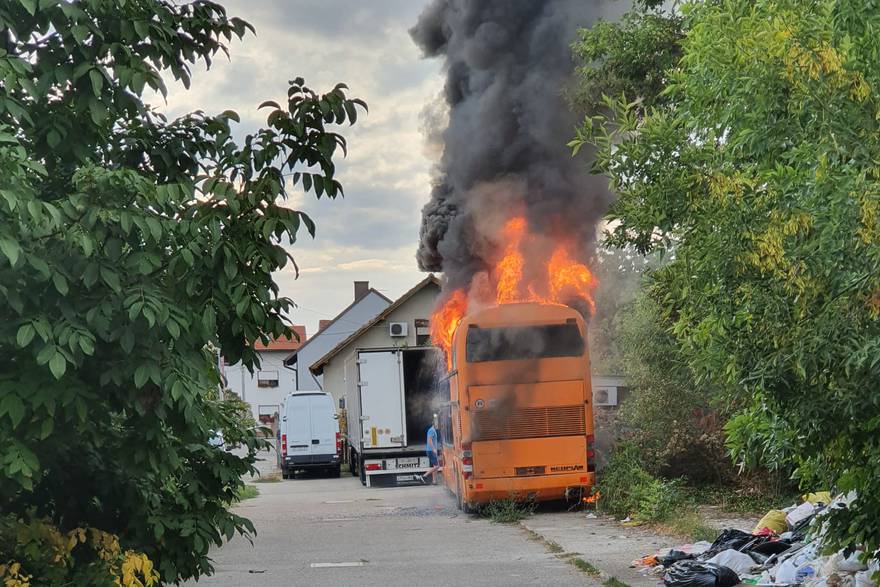 Zapaljen bus