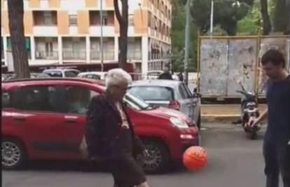 Spretna baka oduševila nogometnim talentom 