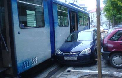 Prilikom isparkiravanja naletjela na tramvaj br. 13