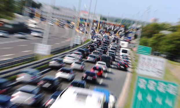 Zagreb: Gužve na naplatnim kućicama u Lučkom prema moru