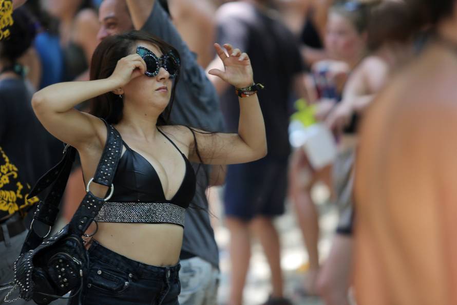 Gole grudi i psihodelija: Počeo Momento Demento na Mrežnici