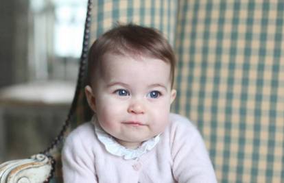 Mala pozerica: Kate i William objavili fotke malene Charlotte