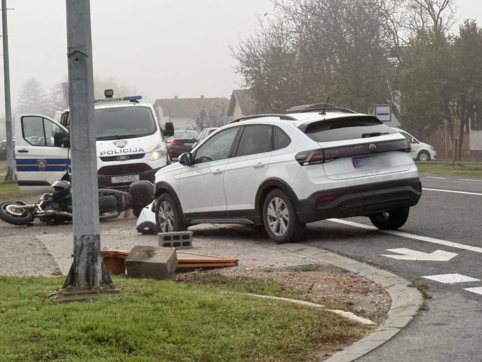 FOTO Autom naletio na motor u Vukovaru: Ozlijeđen motociklist