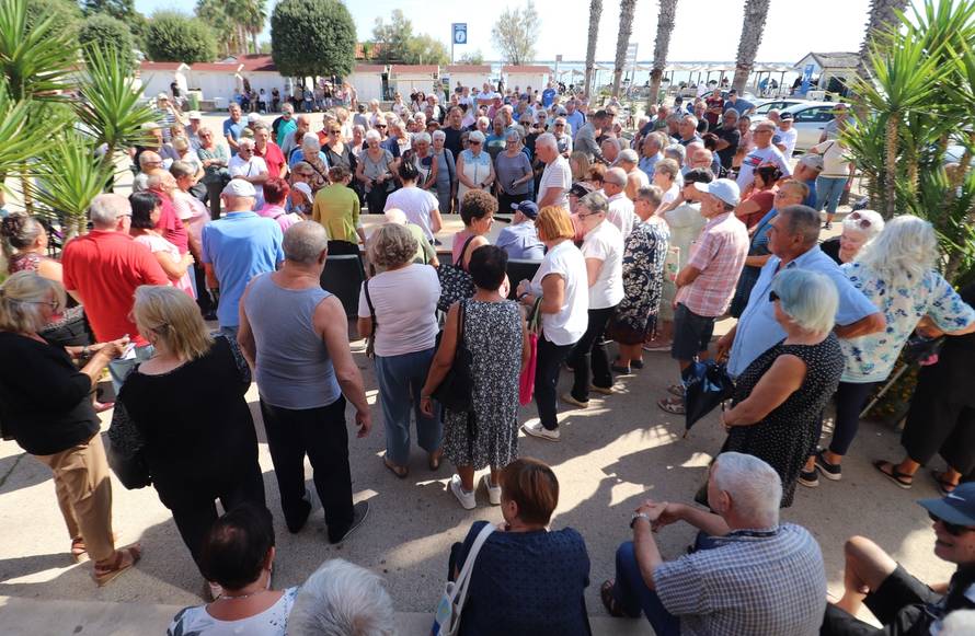 FOTO Građani Vira dobili po 1200 eura. Načelnik stigao u masu i dijelio im rješenja