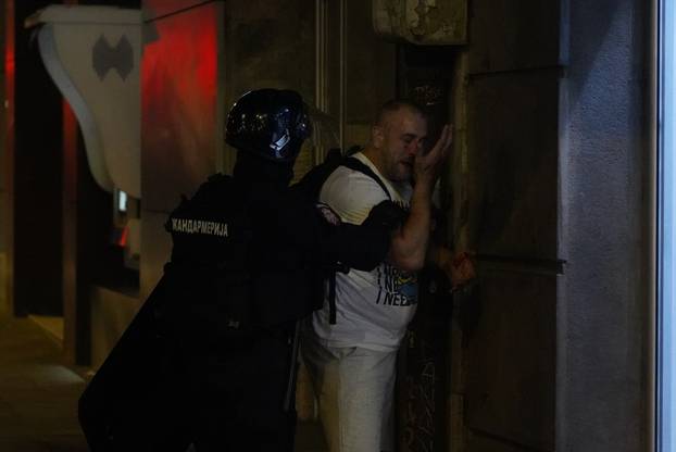 Beograd: Žandarmerija je uništila blokadu kod Strojarskog fakulteta i krenula prema Pravnom