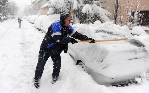 ARHIVA - Zagreb: Gra?ani zapo?eli dan ?iš?enjem automobila od snijega