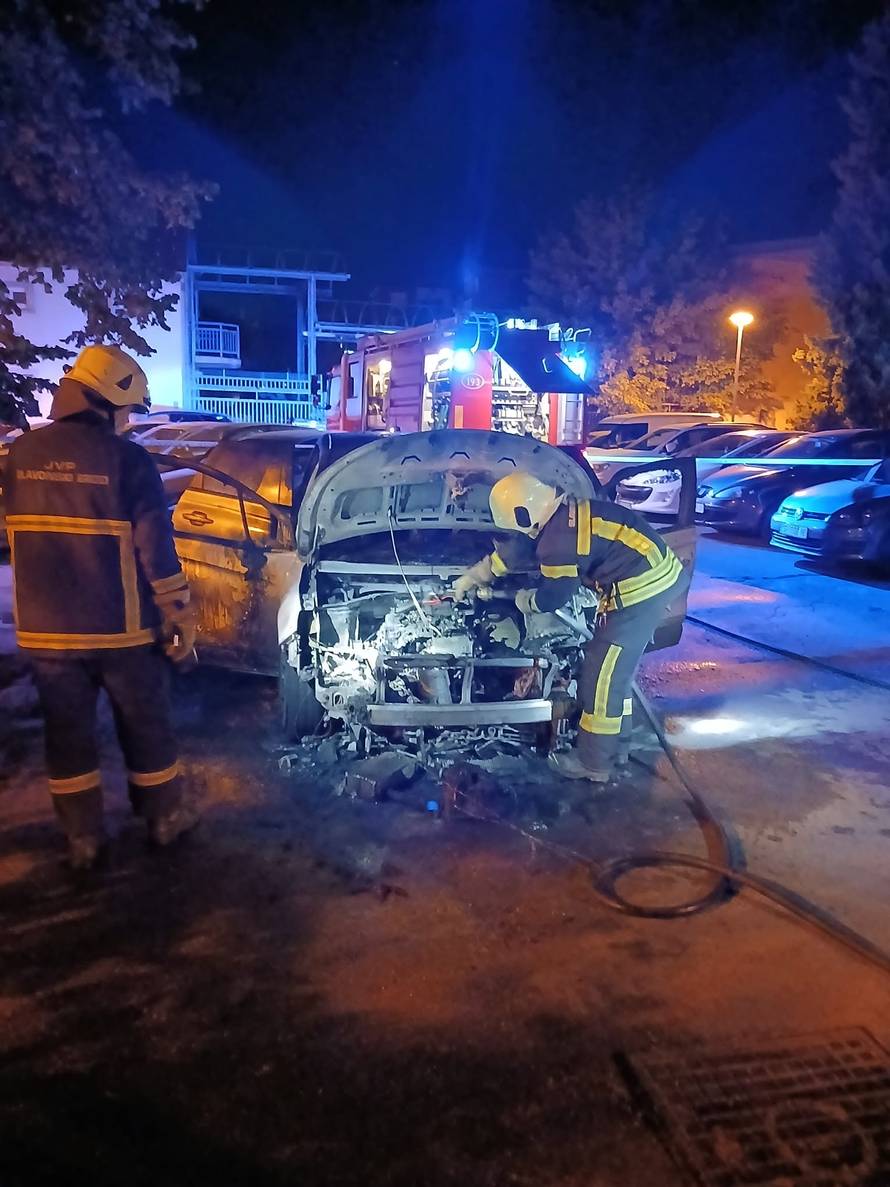 EKSKLUZIVNA SNIMKA Ovako je gorio auto zamjenice županijske državne odvjetnice u  Sl. Brodu!!