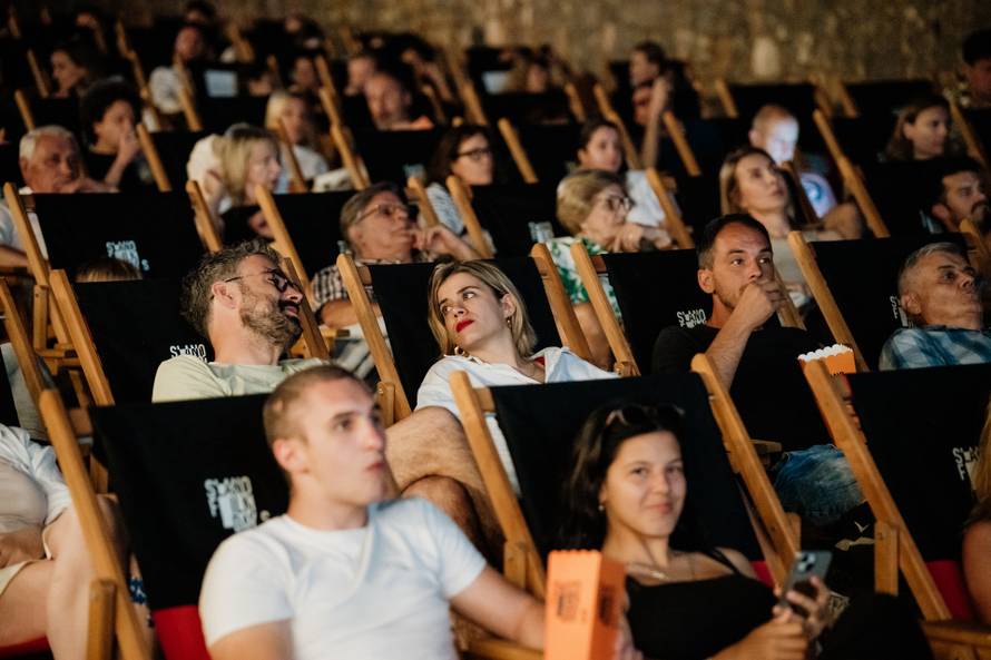 FOTO U ljetnom kinu tražila se ležaljka više: Evo kako je bilo drugog dana Slano Film Daysa