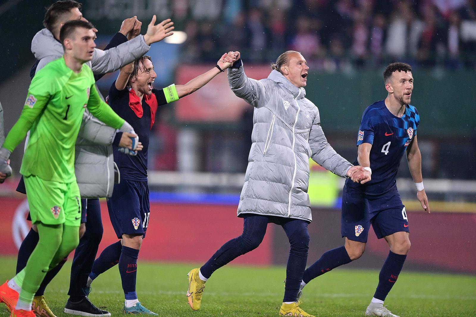 Slavlje hrvatskih igrača nakon pobjede nad Austrijom i osvojenim prvim mjestom u skupini