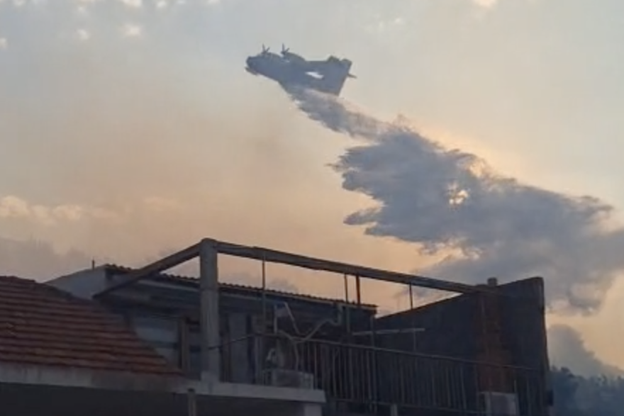 Kanader gasi veliki požar kod Jesenica