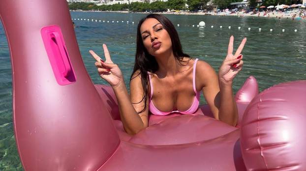 FOTO Isklesana figura u badiću i vrućim outfitima: Žanamari ima novi spot, evo kako izgleda...