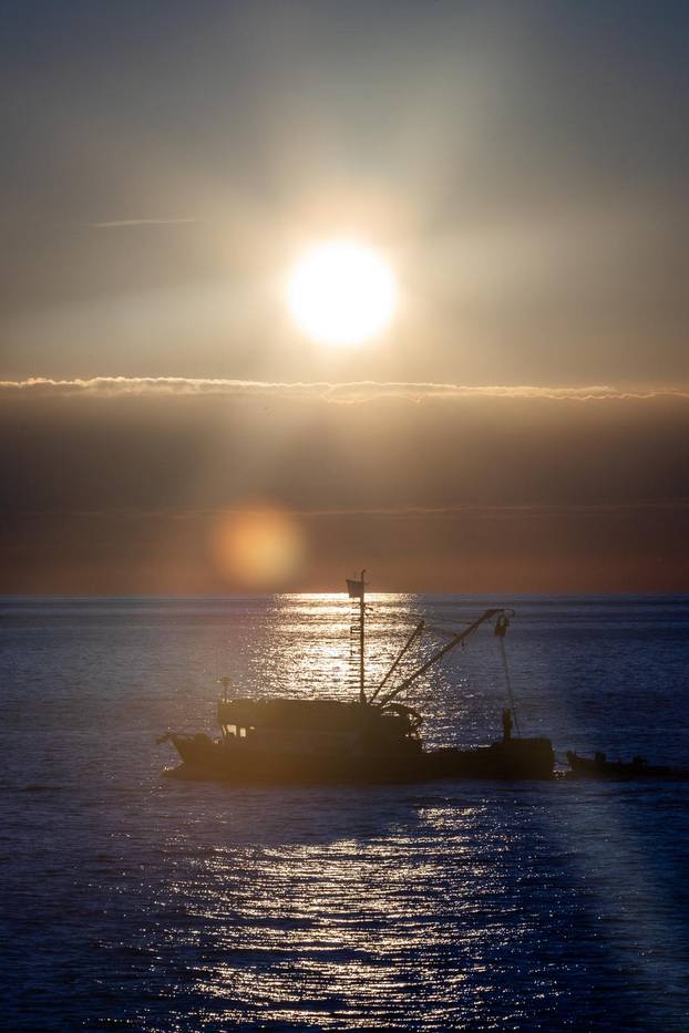 Pula: Brod na pučini tijekom zalaska sunca