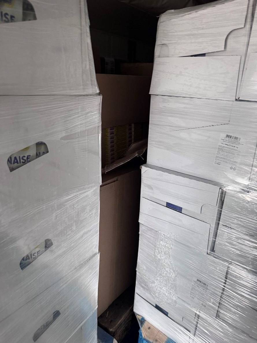 FOTO Srbin na granici prijavio da prevozi  majonezu i senf. Našli mu 240.000 cigareta!