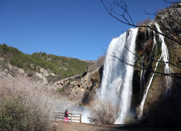 Knin: Slap Kr?i?, poznatiji kao Topoljski buk ili Veliki buk ukrašen dugom