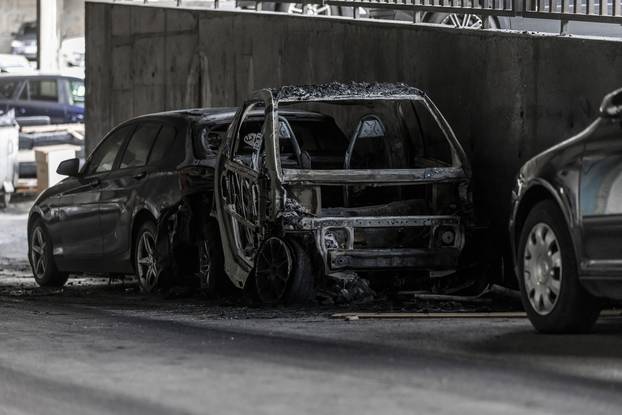 Split: Potpuno izgorio automobil u Papandopulovoj ulici, u požaru oštećena još četiri vozila 