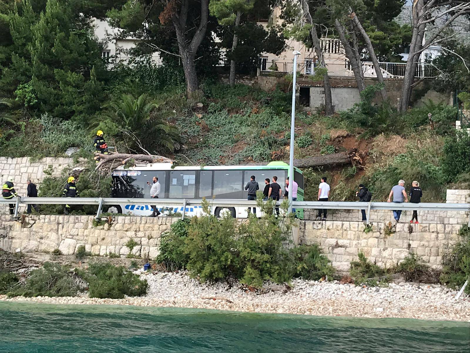 Nesreća između Splita i Omiša: Palo stablo i zgnječilo autobus