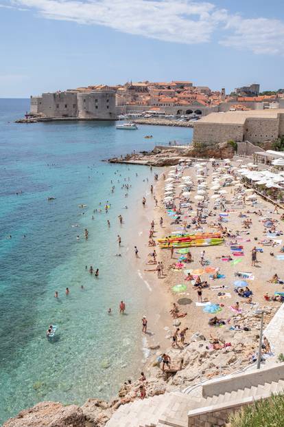 U Dubrovniku sve više turista, a plaža Banje svaki je dan punija